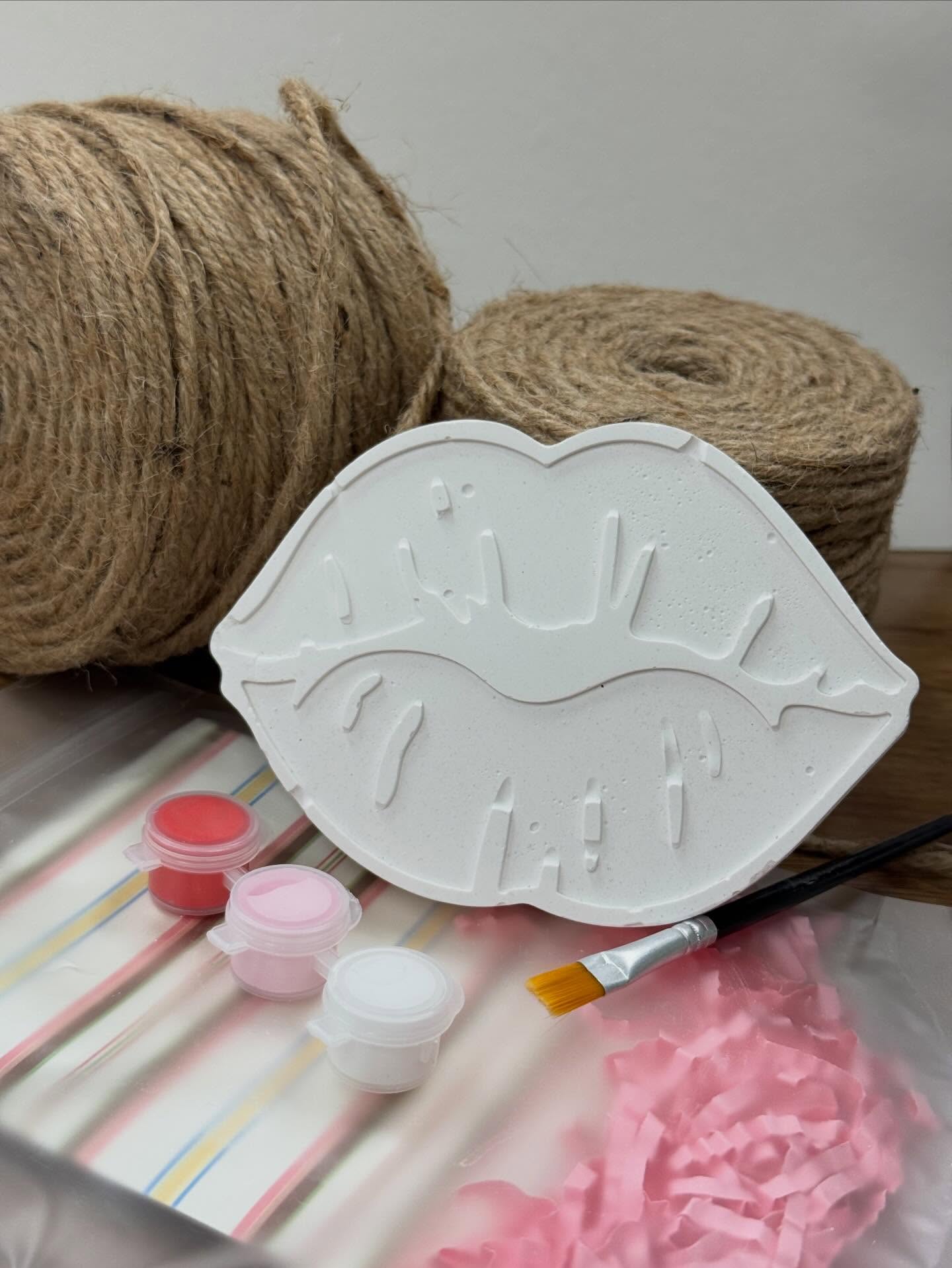 Lips Paint Your Own Plaster Kit